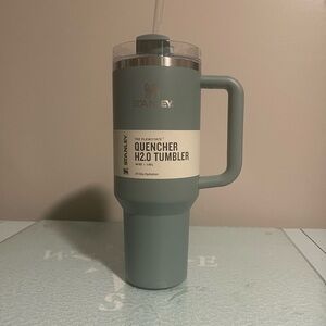 Stanley Flowstate Quencher H2.0 Tumbler 40 oz in the color Shale